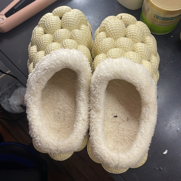 Cream color bubble slides - Picture 2 of 3